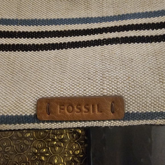 Cute Fossil Cross Body Bag - Picture 4 of 6